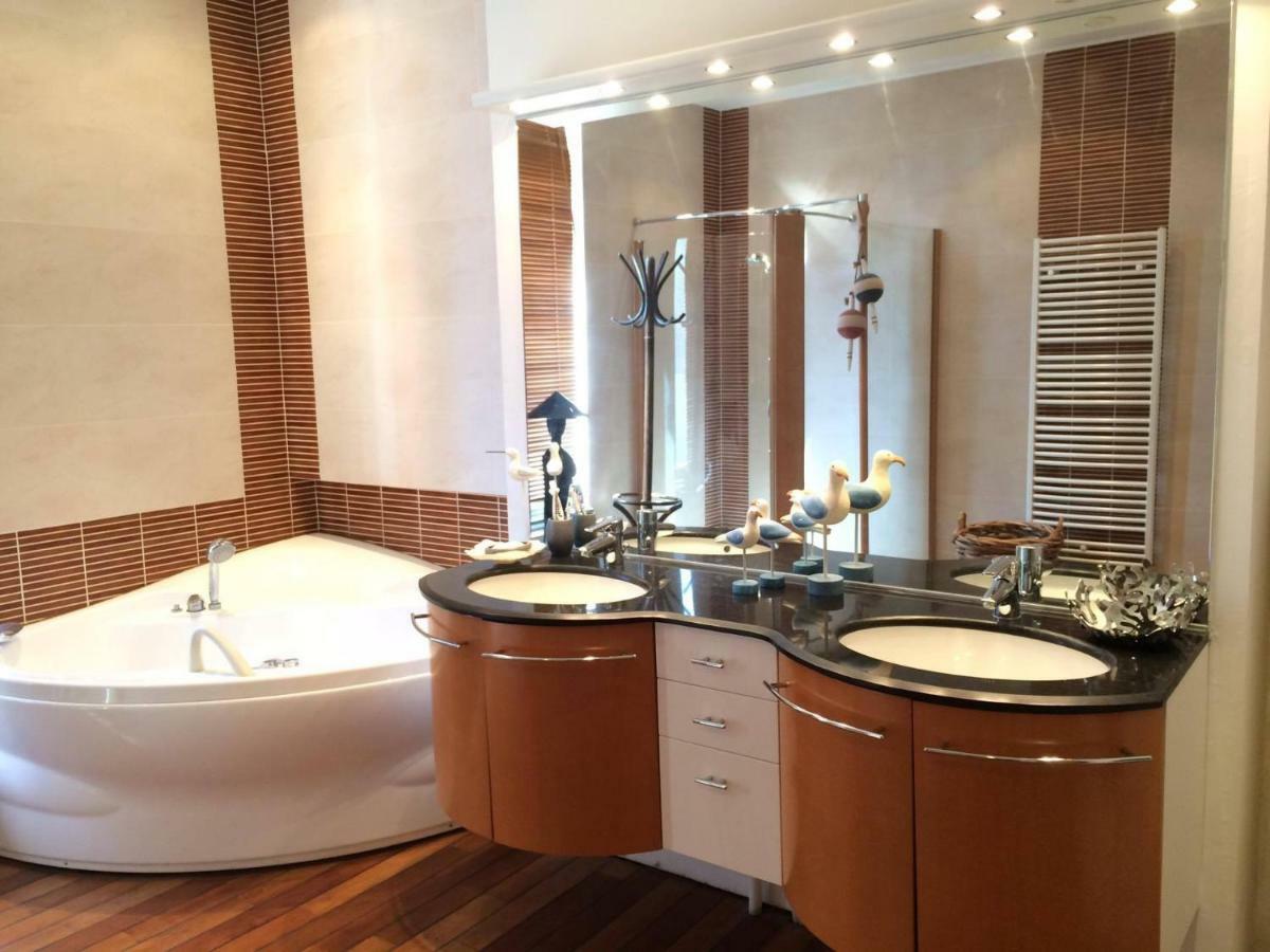 Le Carre Des Arts Hotel Le Cateau-Cambresis Екстериор снимка